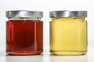 Zwei Gläser Honig: links rötlich und rechts gelblich