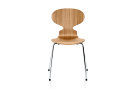 Stuhl mit dünnen Metallbeinen und Sitzfläche sowie Lehne aus hellem Ulmenholz