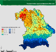 Karte Fläche Bayerns mit der Einstufung des Trocken-Index nach de Martonne (1926). Der Trocken-Index wird in sieben Stufen farbig gekennzeichnet. Starke Trockenheit (rot) tritt v.a. im Nordwesten Bayerns im Gebiet von Unterfranken auf. Weitere trockenheitsgefährdete Regionen (Klasse 7 – 9, orange) erstrecken sich vom Nordwesten Bayerns bis zur Fränkischen Alb, sowie über Bereiche des Naabtals und Teile des Frankenwaldes im Nordosten. Dagegen sind die Gebiete südlich der Donau im Bereich des Voralpenlandes, der Alpenraum und auch der südliche Bayerische Wald gut mit Wasser versorgt. 
