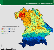 Karte Fläche Bayerns mit der Einstufung des Trocken-Index nach de Martonne (1926). Der Trocken-Index wird in sieben Stufen farbig gekennzeichnet. Starke Trockenheit (rot) tritt v.a. im Nordwesten Bayerns im Gebiet von Unterfranken auf. Weitere trockenheitsgefährdete Regionen (Klasse 7 – 9, orange) erstrecken sich vom Nordwesten Bayerns bis zur Fränkischen Alb, sowie über Bereiche des Naabtals und Teile des Frankenwaldes im Nordosten. Dagegen sind die Gebiete südlich der Donau im Bereich des Voralpenlandes, der Alpenraum und auch der südliche Bayerische Wald gut mit Wasser versorgt.