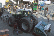 Großer Traktor mit Anbauteilen