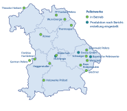 Die Grafik zeigt eine Umrisskarte von Bayern, in der die Standorte der Pelletwerke eingezeichnet sind. Hierbei wird unterschieden ob die Werke noch aktiv sind oder ihre Produktion nach der Berichterstellung eingestellt wurde.