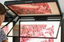 Eine Frau arbeitet am Stereoarbeitsplatz