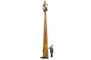 Mann sitzt auf einem Obelisken - Skulptur aus Holz