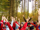 Begeisterte Kindergruppe im Wald (Foto: A. Huber)