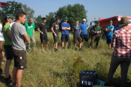 Gruppe von Studierenden auf einer Wiese