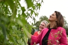 Ministerin betrachtet Sida (Sida hermaphrodita)