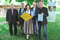 Ministerin Michaela Kaniber (Mitte) bei der Verleihung der Goldplakette „Bayern blüht-Naturgarten“. Mit auf dem Foto sind (v.l) Norbert Wolff, Vorsitzender des Landesverband Bayerischer Kleingärtner e.V., Wolfram Vaitl, Präsident Bayerischer Landesverband für Gartenbau und Landespflege, Herrmann Berchtenbreiter, Präsident der Landesvereinigung Gartenbau Bayern und Jörg Schnöring, Vorsitzender des Kleingartenvereins NW 18.