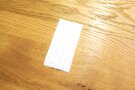 Aufgeklappter Stoffrest mit gefalteter Mittellinie