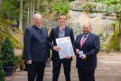 (v. i.) Dr. Michael Karrer, Referatsleiter im Landwirtschaftsministerium, Kehrer Fabian, Ippesheim, Garten- und Landschaftsbau, Gerhard Zäh, Präsident des Verbandes Garten-, Landschafts- und Sportplatzbau Bayern