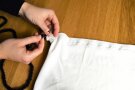 Person zieht Kordel in eine Schlaufe