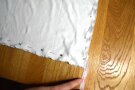Schlaufe klemmt zwischen zwei Stoffstücken