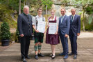 (v. l.) Dr. Michael Karrer, Referatsleiter im Landwirtschaftsministerium, Soukup Pirmin, Saulgrub, Baumschule, Eder Martina, Essenbach, Staudengärtnerei, Volker Stewens, Bund deutscher Baumschulen, Landesverband Bayern e. V., Hermann Berchtenbreiter, Präsident des Bayerischen Gärtnerei-Verbandes