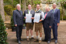 v. l. Dr. Michael Karrer, Referatsleiter im Landwirtschaftsministerium, Sagstetter Thomas, Wallersdorf, Gemüsebau, Getto Stefan, Loiching, Garten- und Landschaftsbau, Gerhard Zäh, Präsident des Verbandes Garten-, Landschafts- und Sportplatzbau Bayern, Hermann Berchtenbreiter, Präsident des Bayerischen Gärtnerei-Verbandes