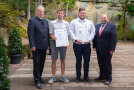 (v. l.) Dr. Michael Karrer, Referatsleiter im Landwirtschaftsministerium, Sumser Marwin, Gunzenhausen, Garten- und Landschaftsbau, Gungl Fabian, Pleinfeld, Garten- und Landschaftsbau, Gerhard Zäh, Präsident des Verbandes Garten-, Landschafts- und Sportplatzbau Bayern