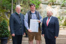 (v. l.) Dr. Michael Karrer, Referatsleiter im Landwirtschaftsministerium, Dönhoff Frederik, Allershausen, Garten- und Landschaftsbau, Gerhard Zäh, Präsident des Verbandes Garten-, Landschafts- und Sportplatzbau Bayern