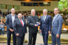 Fünf Herren im Anzug posieren für die Kamera