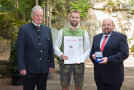 v. l. Dr. Michael Karrer, Referatsleiter im Landwirtschaftsministerium, Kröpfl Martin, Hollenbach, Garten- und Landschaftsbau, Gerhard Zäh, Präsident des Verbandes Garten-, Landschafts- und Sportplatzbau Bayern
