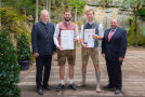 (v. l.) Dr. Michael Karrer, Referatsleiter im Landwirtschaftsministerium, Strauß Matthias	, Pfaffenhofen a. d. Ilm, Garten- und Landschaftsbau, Reichl Maximilian, Geisenfeld, Garten- und Landschaftsbau, Gerhard Zäh, Präsident des Verbandes Garten-, Landschafts- und Sportplatzbau Bayern