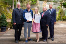 (v. l.) Dr. Michael Karrer, Referatsleiter im Landwirtschaftsministerium, Tauscher Sebastian, Passau, Garten- und Landschaftsbau, Hölzlberger Sabine, Thyrnau, Zierpflanzenbau, Gerhard Zäh, Präsident des Verbandes Garten-, Landschafts- und Sportplatzbau Bayern, Hermann Berchtenbreiter, Präsident des Bayerischen Gärtnerei-Verbandes