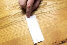 Stoffrest mit Mittellinie. Obere Seite ist zur Mittellinie gefaltet.