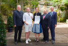 (v. l.) Dr. Michael Karrer, Referatsleiter im Landwirtschaftsministerium, Vierlinger Valentin, Garching, Garten- und Landschaftsbau, Kraus Veronika	Ismaning, Gemüsebau, Gerhard Zäh, Präsident des Verbandes Garten-, Landschafts- und Sportplatzbau Bayern, Hermann Berchtenbreiter, Präsident des Bayerischen Gärtnerei-Verbandes