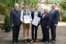 v.l. Dr. Michael Karrer, Referatsleiter im Landwirtschaftsministerium, Käser Johannes, Haimhausen, Garten- und Landschaftsbau, Klement Quirin, Pfaffenhofen an der Glonn, Gemüsebau, Gerhard Zäh, Präsident des Verbandes Garten-, Landschafts- und Sportplatzbau Bayern, Hermann Berchtenbreiter, Präsident des Bayerischen Gärtnerei-Verbandes