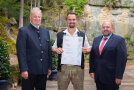 (v. l.) Dr. Michael Karrer, Referatsleiter im Landwirtschaftsministerium, Schmid Simon, Weitnau, Garten- und Landschaftsbau, Gerhard Zäh, Präsident des Verbandes Garten-, Landschafts- und Sportplatzbau Bayern