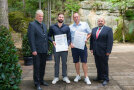 (v. l.) Dr. Michael Karrer, Referatsleiter im Landwirtschaftsministerium, Lang Stefan, Erlangen, Garten- und Landschaftsbau, Nickel Marcus, Erlangen, Garten- und Landschaftsbau, Gerhard Zäh, Präsident des Verbandes Garten-, Landschafts- und Sportplatzbau Bayern