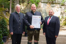 (v. l.) Dr. Michael Karrer, Referatsleiter im Landwirtschaftsministerium, Weiß Simon, Rottach-Egern, Garten- und Landschaftsbau, Gerhard Zäh, Präsident des Verbandes Garten-, Landschafts- und Sportplatzbau Bayern
