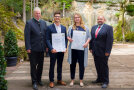 (v. l.) Dr. Michael Karrer, Referatsleiter im Landwirtschaftsministerium, Schwab Michael, Waldthurn, Garten- und Landschaftsbau, Pöllmann Eva-Maria, Moosbach, Garten- und Landschaftsbau, Gerhard Zäh, Präsident des Verbandes Garten-, Landschafts- und Sportplatzbau Bayern