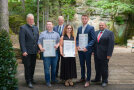 (v. l.) Dr. Michael Karrer, Referatsleiter im Landwirtschaftsministerium, Pfann Martin, Garten- und Landschaftsbau, Hermann Berchtenbreiter, Präsident des Bayerischen Gärtnerei-Verbandes, Ascher Marina, Zirndorf, Zierpflanzenbau, Beier Moritz, Fürth, Gemüsebau, Gerhard Zäh, Präsident des Verbandes Garten-, Landschafts- und Sportplatzbau Bayern
