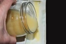 Die entstandene Lauge in das Hauptwäschefach der Waschmaschine geben