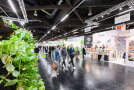 Blich in die Messehalle mit den Ständen und Besiuchern
