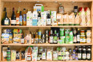 Drei Hoolzregale übereinander mit ganz viel Bio-Produkten
