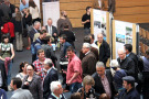 Tagungsgäste im Dialog beim Marktplatz der Ideen