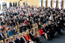Plenum von vorne aus leicht erhöhter Perspektive