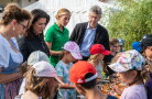 Ministerin Michael Kaniber und Minister Michael Piazolo mit der Landwirtin und einer weitern Frau sowie vielen Kindern