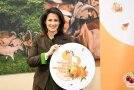 Michaela Kaniber mit dem Logo Bio Erlebnistage in der Hand