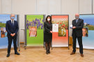 Ministerin Kaniber mit Maximilian Geierhos (r.) und Leonhard Rill (l.)