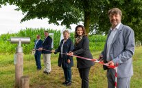 Ministerin Kaniber mit Teilnehmern bei der Eröffnung des Lehrfpads