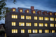 Erleuchtetes Holzgebäude in der Dämmerung