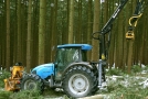 Traktor mit angebautem Greifarm