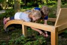 Mutter und Tochter betrachten auf einem Liegestuhl liegend den Waldboden (Foto: skywalk allgäu Naturerlebnispark)