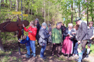 Menschengruppe mit Ausstellungsstück in Form eines Vogels im Wald