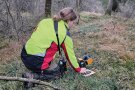 Person arbeitet mit Mesgeräten am Waldrand.