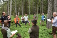 Waldführung und Schulung in einem Gruppenbild