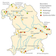 Karte Bayerns mit roten, gelben und grünen Punkten, die für Hotspotgebiete der Biodiversität stehen.