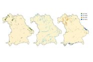 Drei Karten von Bayern, auf der linken sind kleine Gebiete grün amrkiert, in der mittleren ein paar Flächen über ganz Bayern in Hellblau, rechts wenige Flächen im Norden orange und blau in den Gebirgen