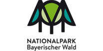Logo mit drei gezeichneten Bäumen und Schriftzug Nationalpark Bayerischer Wald.